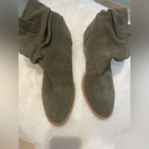 Olive green Dingo DI 132 suede boots.